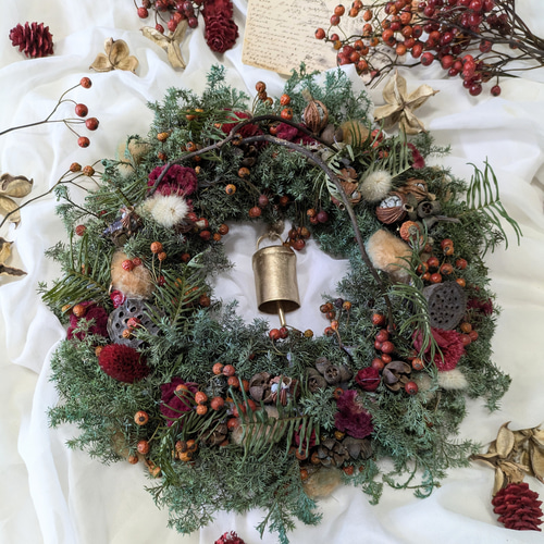 超早割クリスマス2025野ばら＆木の実ベル付きリース ミニスワッグ