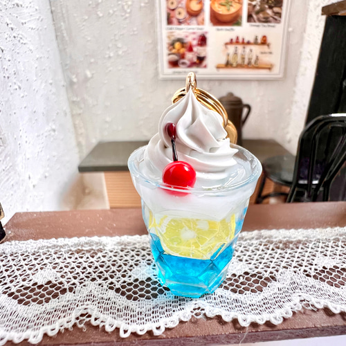 クリームソーダのキーホルダー キーホルダー VanillaConfetti 通販｜Creema(クリーマ) 7105826