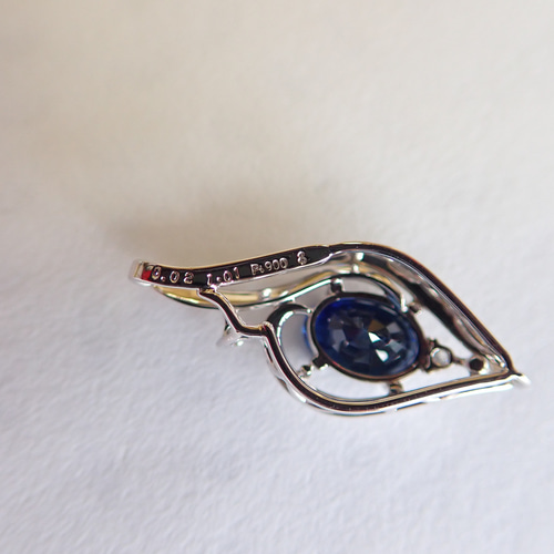 ブルーサファイア1カラットアップ 流線デザインスターダスト梨地