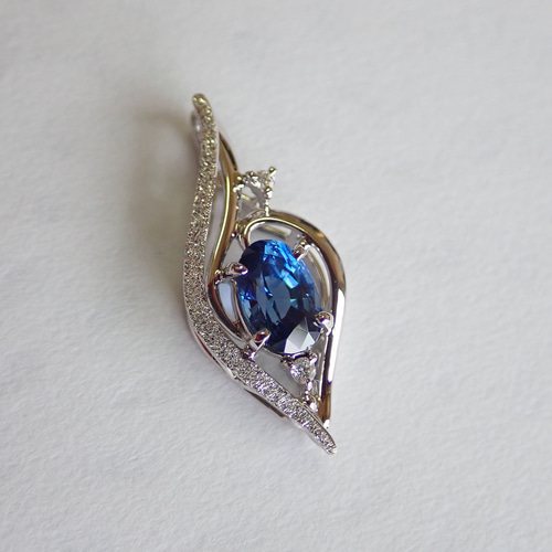 ブルーサファイア1カラットアップ 流線デザインスターダスト梨地