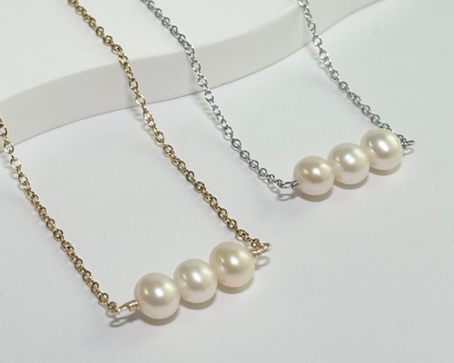 4連 淡水パール ネックレス 美品 ゴールド色 淡水パール 3連 サージカルステンレス ネックレス ゴールド