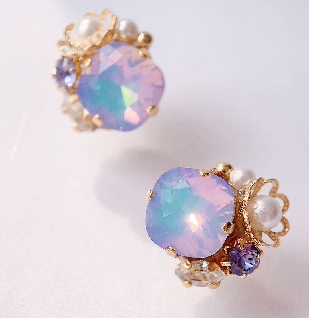 10月誕生石カラー　オパールビジューのピアス／イヤリング