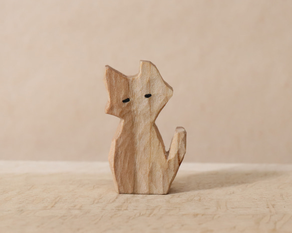 猫 木彫り ネコの置物 ねこの雑貨（木材：ブラックチェリー）（No