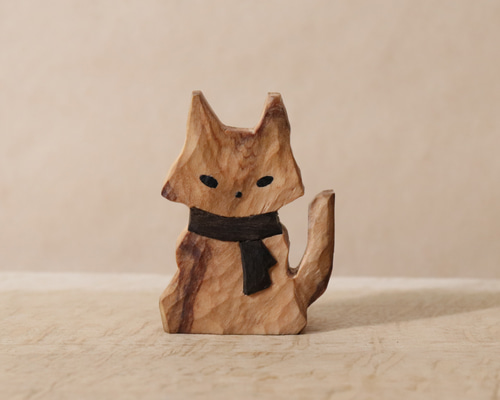 黒いマフラーを巻いた猫 木彫り ネコの置物 ねこの雑貨（木材