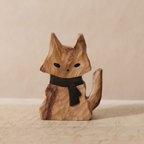 黒いマフラーを巻いた猫 木彫り ネコの置物 ねこの雑貨（木材 