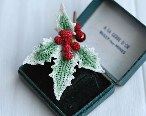 受注制作20日】ブローチ 柊、ひと枝 斑入り（クリスマスホーリー