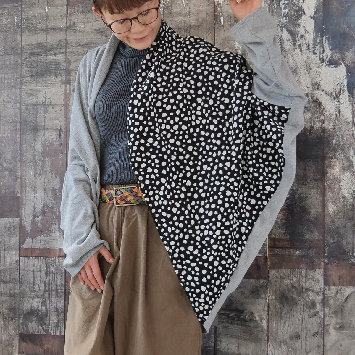 まるでストールをまとっているような存在感のある１枚＊後襟ハイネック＊ドルマンカーディガン＊ダルメシアン 切り替え