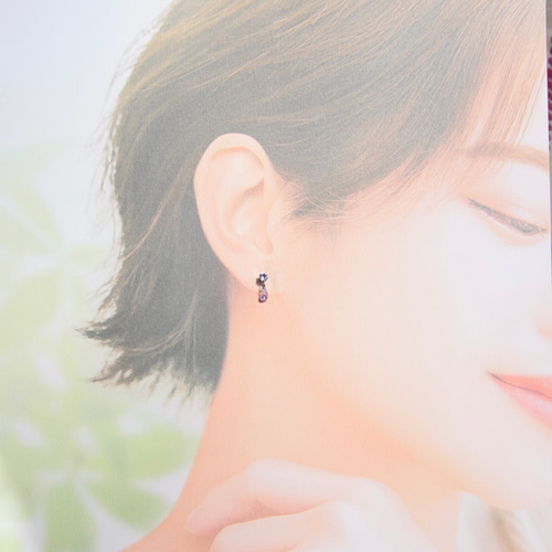 アイオライトの小さな宝石ピアス ピアス（スタッド・一粒