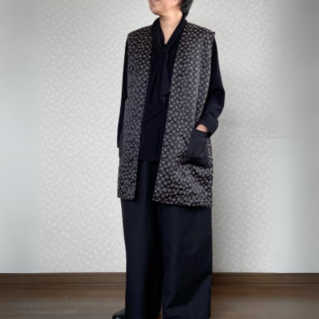 重ね着に最適  バックサテンシャンタン ベスト ロングジレ おしゃれ 小花柄 刺繡 黒