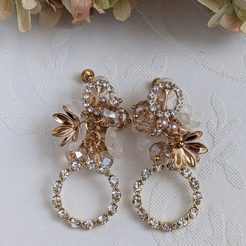 キラキラビジュー 小花 小粒パール ゴールド イヤリング（ピアス 