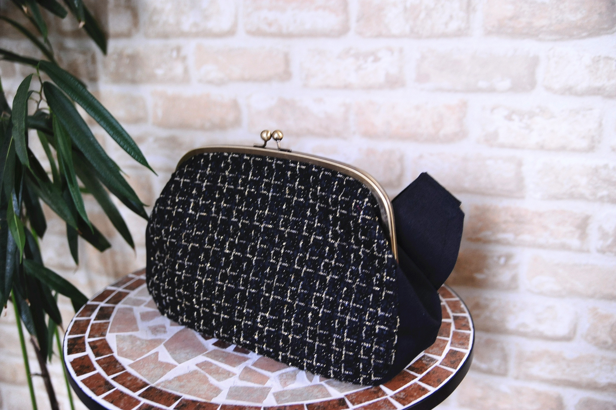 ブラック☆ラメ入りツイード生地☆肩幅広5cm☆軽量☆肩こりしない☆ビッグサイズがま口ボディバッグ☆レディース☆斜め掛け