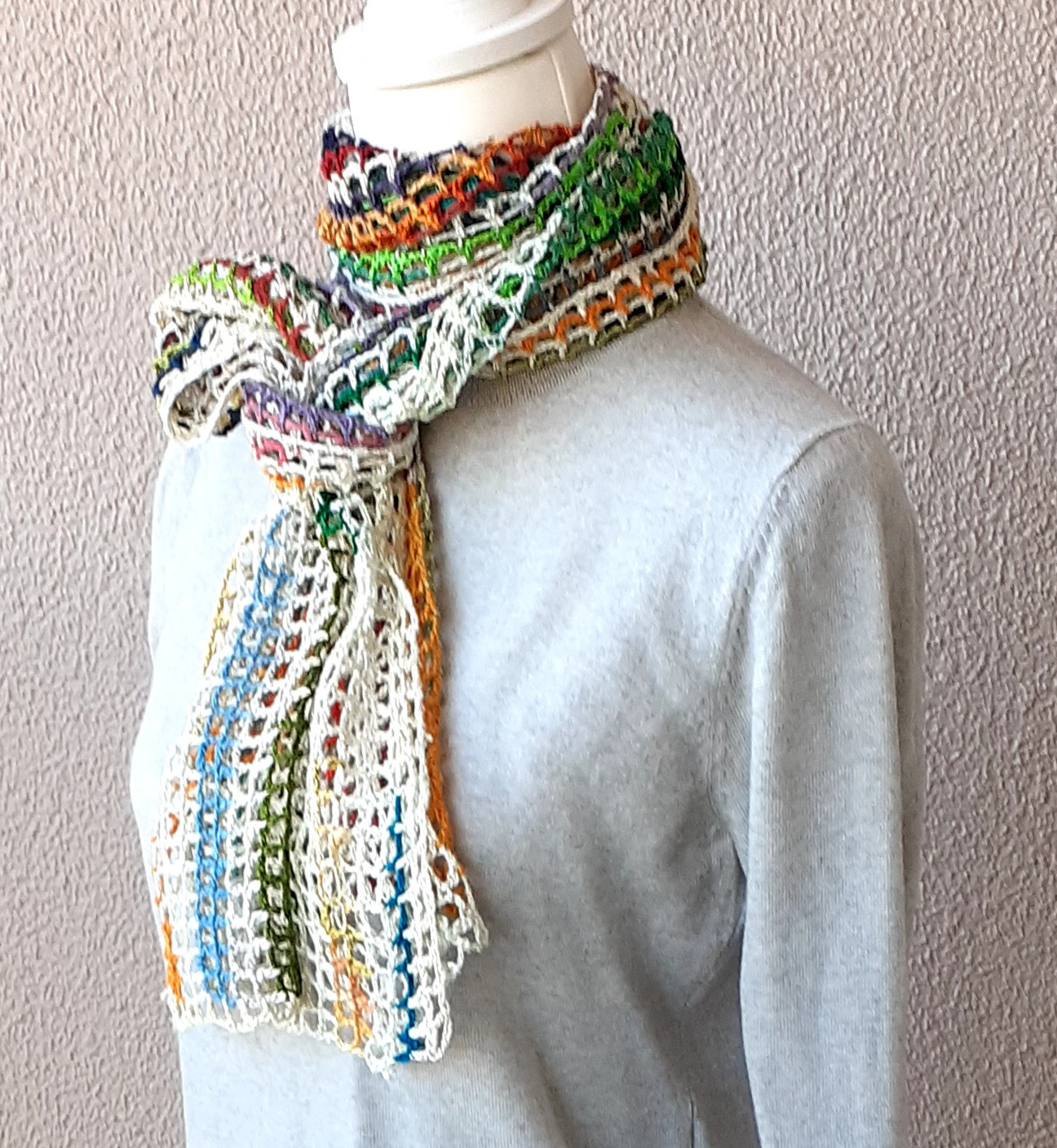 絹真綿紬糸で作った手編みマフラー 白地にカラフル方眼編み KM015                  一点物