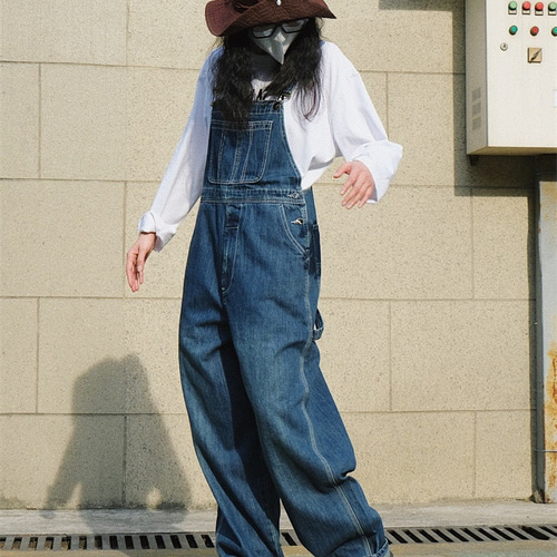 調節可能なショルダーストラップが付いたレトロなワークウェア
