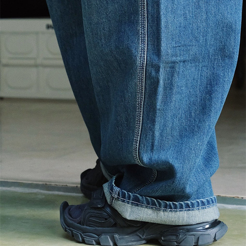 調節可能なショルダーストラップが付いたレトロなワークウェアデニム