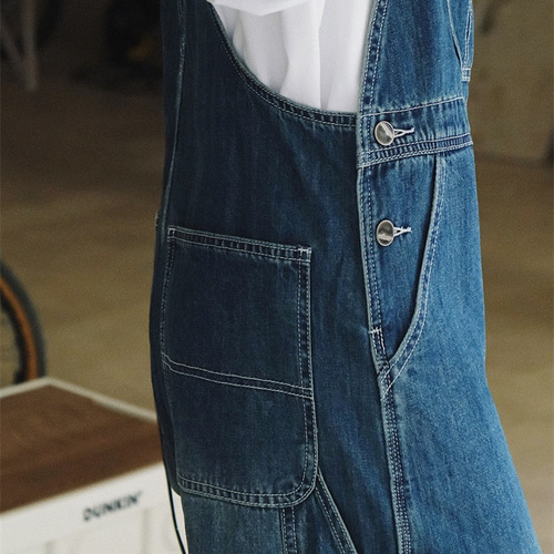 調節可能なショルダーストラップが付いたレトロなワークウェアデニム