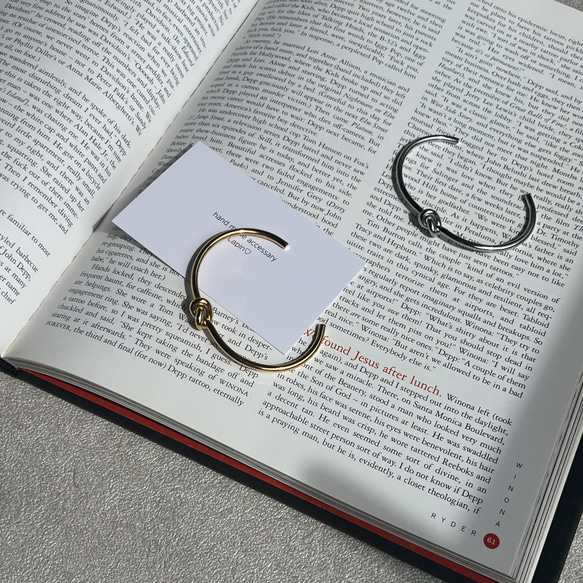 結び目デザイン　サージカルステンレス　バングル　ニッケルフリー　ひねり　k18コーティング　金属アレルギー対応　高品質 6枚目の画像