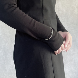 結び目デザイン　サージカルステンレス　バングル　ニッケルフリー　ひねり　k18コーティング　金属アレルギー対応　高品質 1枚目の画像