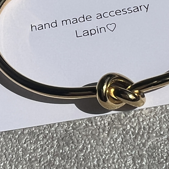 結び目デザイン　サージカルステンレス　バングル　ニッケルフリー　ひねり　k18コーティング　金属アレルギー対応　高品質 4枚目の画像