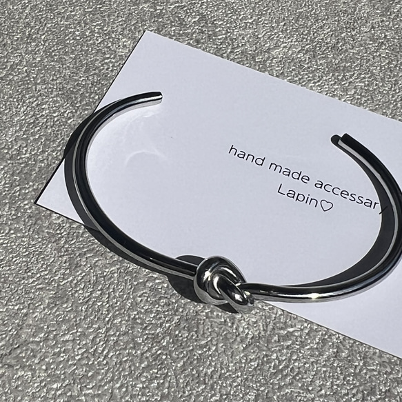 結び目デザイン　サージカルステンレス　バングル　ニッケルフリー　ひねり　k18コーティング　金属アレルギー対応　高品質 15枚目の画像