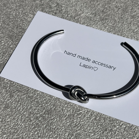 結び目デザイン　サージカルステンレス　バングル　ニッケルフリー　ひねり　k18コーティング　金属アレルギー対応　高品質 3枚目の画像