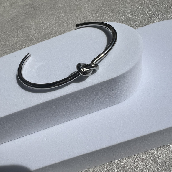 結び目デザイン　サージカルステンレス　バングル　ニッケルフリー　ひねり　k18コーティング　金属アレルギー対応　高品質 8枚目の画像