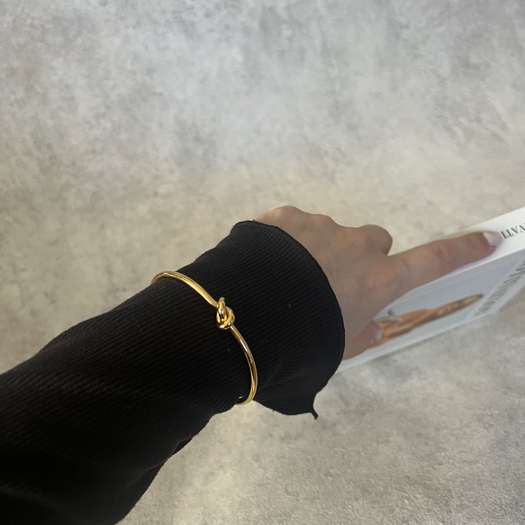 結び目デザイン　サージカルステンレス　バングル　ニッケルフリー　ひねり　k18コーティング　金属アレルギー対応　高品質 16枚目の画像