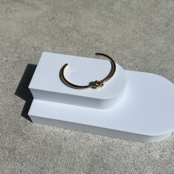 結び目デザイン　サージカルステンレス　バングル　ニッケルフリー　ひねり　k18コーティング　金属アレルギー対応　高品質 7枚目の画像