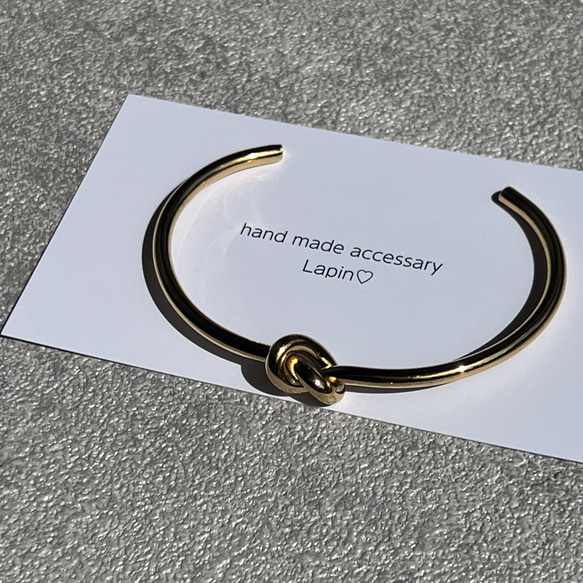 結び目デザイン　サージカルステンレス　バングル　ニッケルフリー　ひねり　k18コーティング　金属アレルギー対応　高品質 2枚目の画像