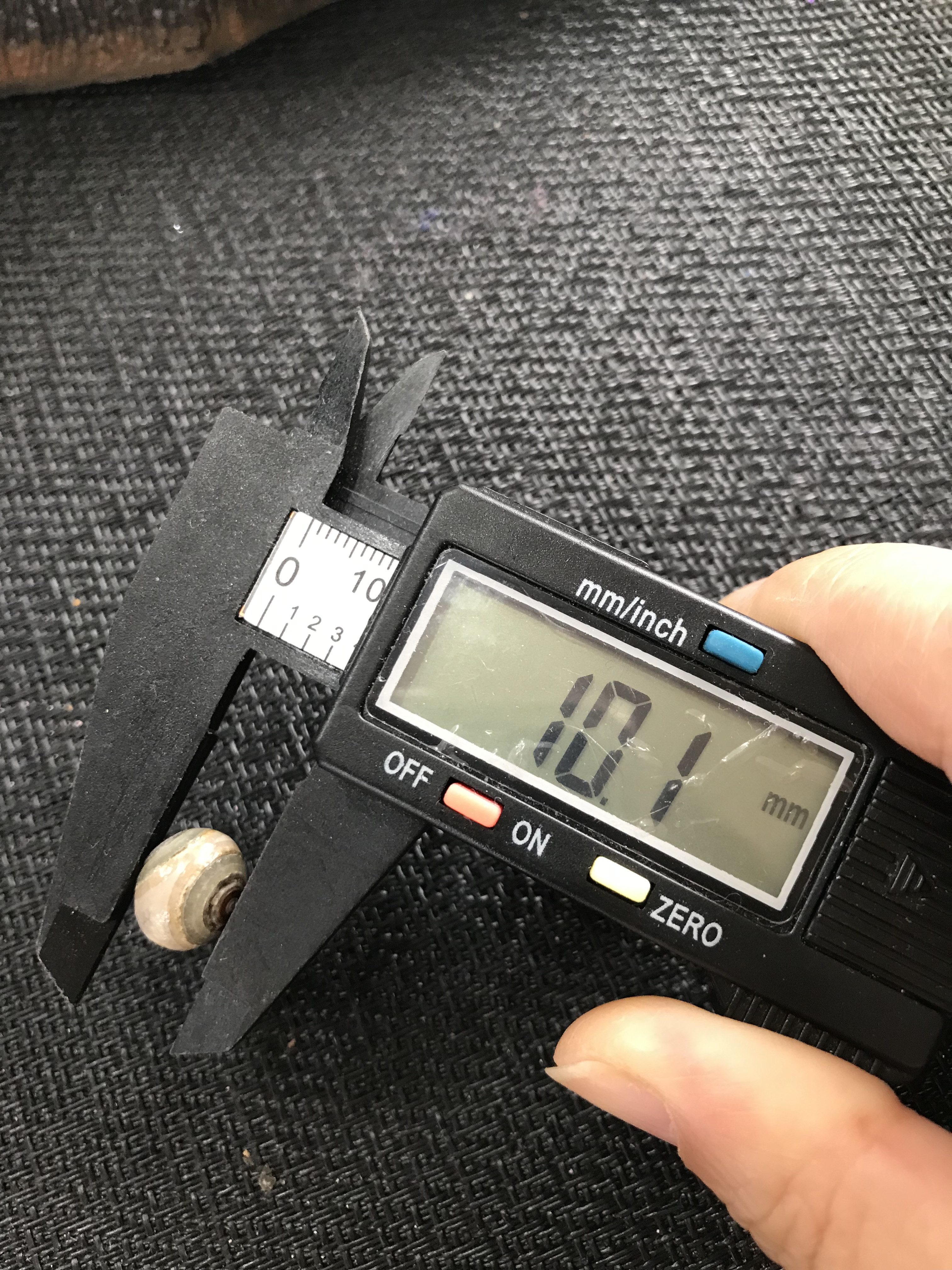 ゴビ石−1306 眼石　原石　『トンボの目』