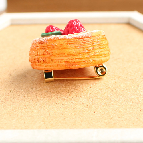 いちごデニッシュのブローチ ブローチ BALMA 通販 18343654｜Creema