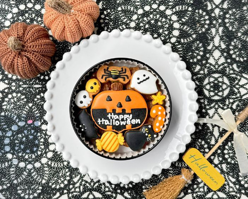 ハロウィン☆わいわいクッキー♪ お待たせしました🎃🐈‍⬛ クッキー缶ハロウィン【¥1,890】 販売