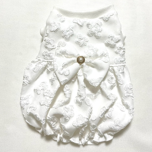 犬服 花柄膨れジャガードニットのバルーンワンピース（白色） ペット服