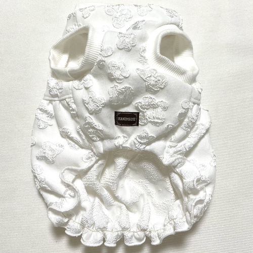 犬服 花柄膨れジャガードニットのバルーンワンピース（白色） ペット服