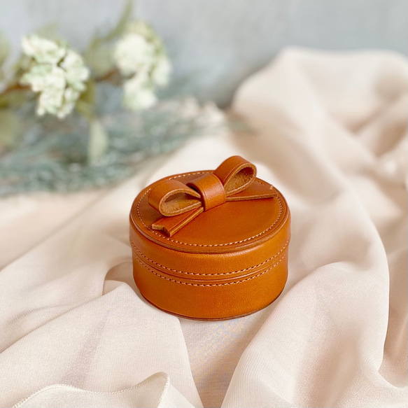 大人可愛い上質レザーの小物入れ　　コニャック 1枚目の画像