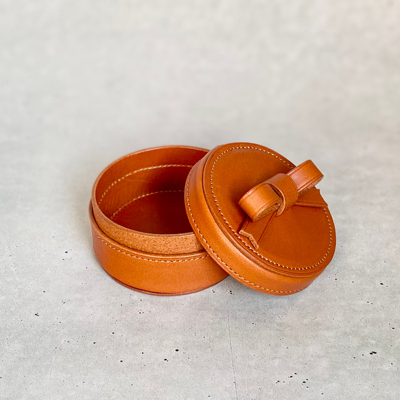 大人可愛い上質レザーの小物入れ　　コニャック 4枚目の画像