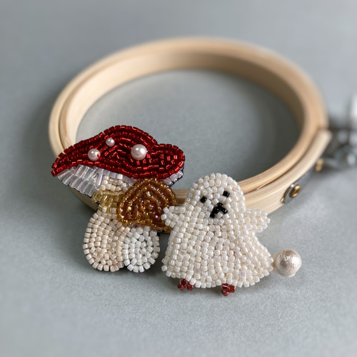 おばけ？ちゃんのミニブローチ ビーズ刺繍 オートクチュール刺繍