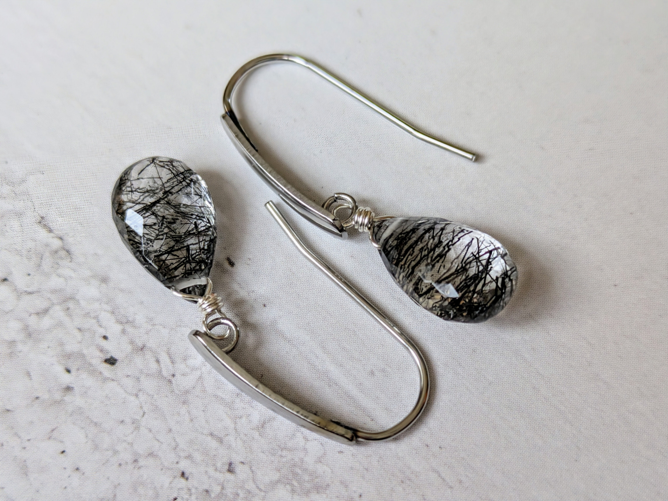 ブラックルチルクォーツのお守りピアス