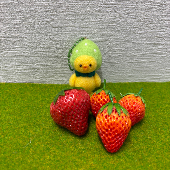 羊毛フェルト 収穫まってねみどりいちごちゃん キーホルダー 羊毛 