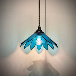 ステンドグラスのペンダントランプ 12枚の花びら、ターコイズブルー