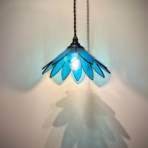 ステンドグラスのペンダントランプ 12枚の花びら、ターコイズブルー