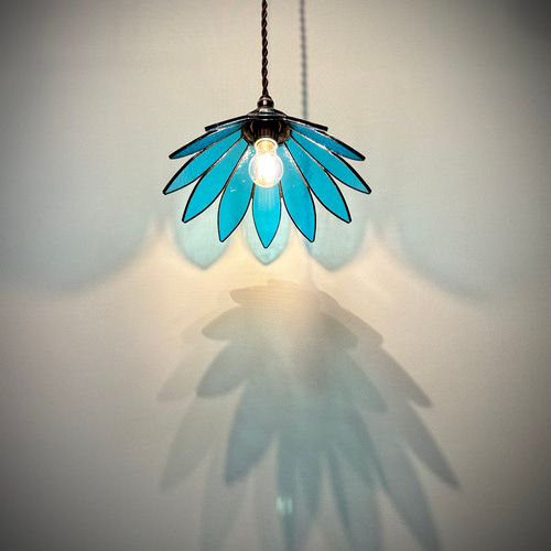 ステンドグラスのペンダントランプ 12枚の花びら、ターコイズブルー