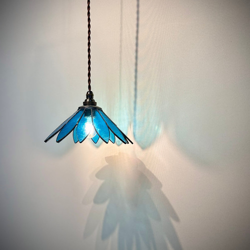 ステンドグラスのペンダントランプ 12枚の花びら、ターコイズブルー