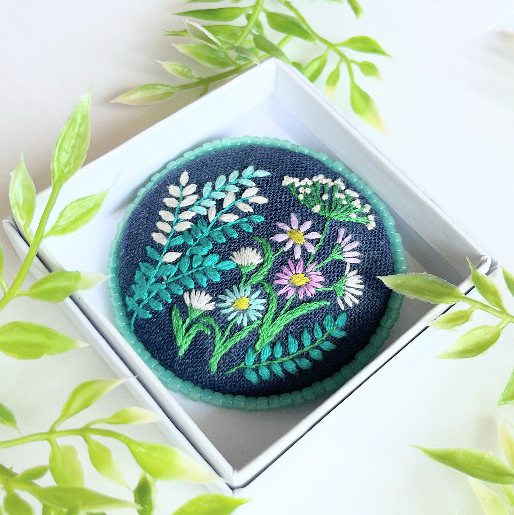 ビーズで飾った草花の刺繍ブローチ【botanical】#298
