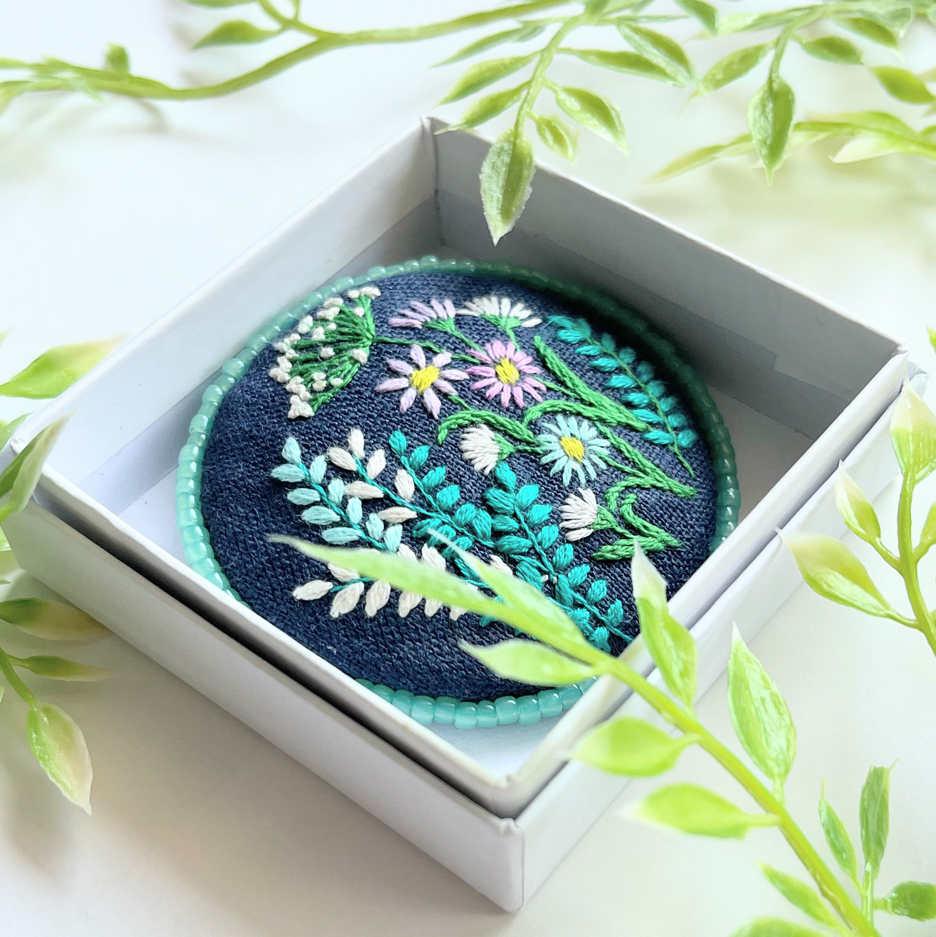 ビーズで飾った草花の刺繍ブローチ【botanical】#298