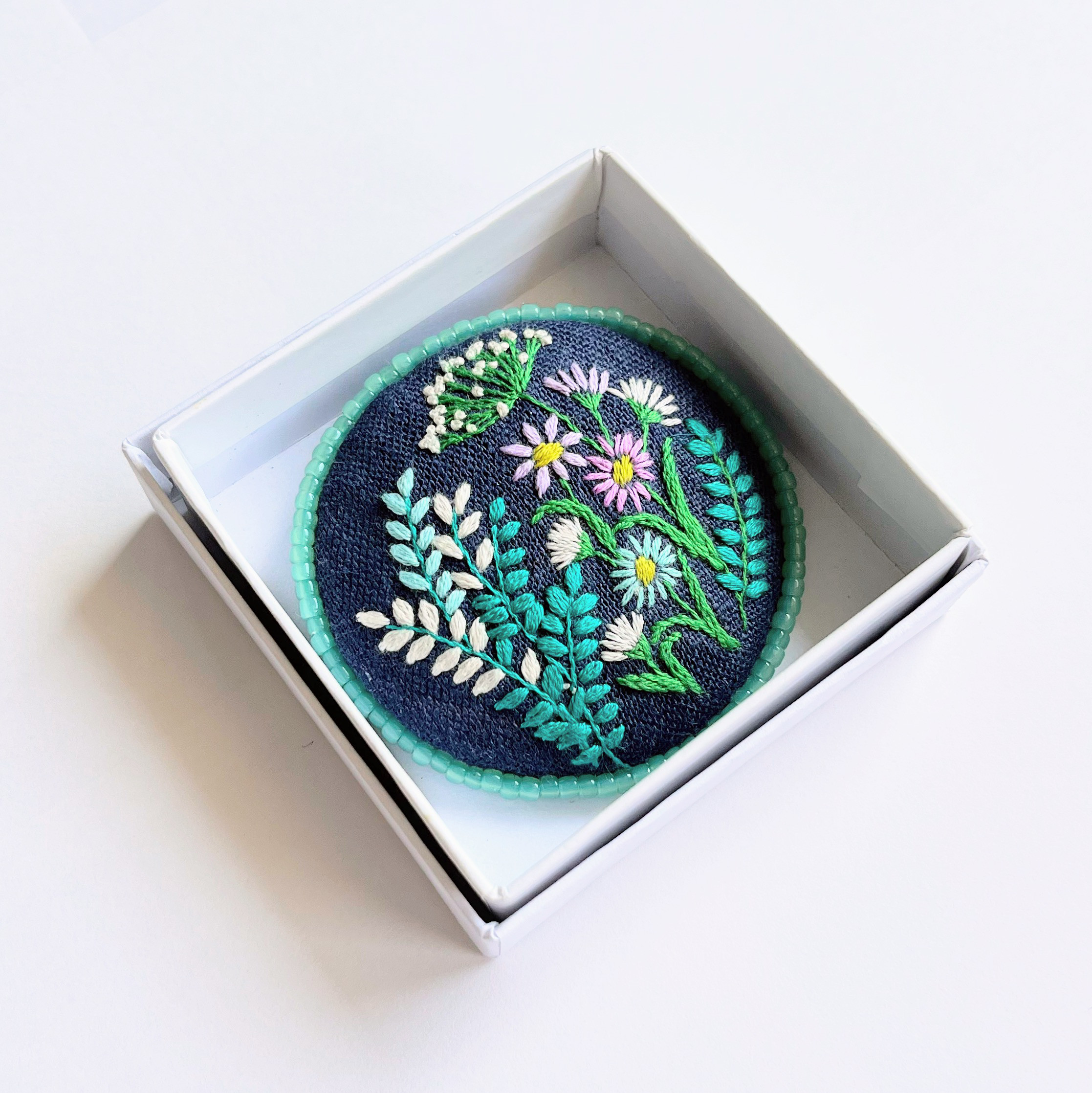 ビーズで飾った草花の刺繍ブローチ【botanical】#298