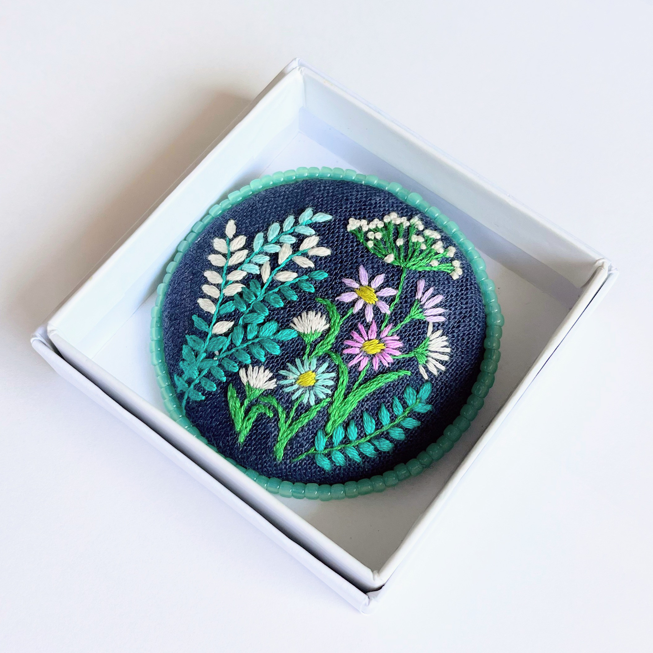 ビーズで飾った草花の刺繍ブローチ【botanical】#298