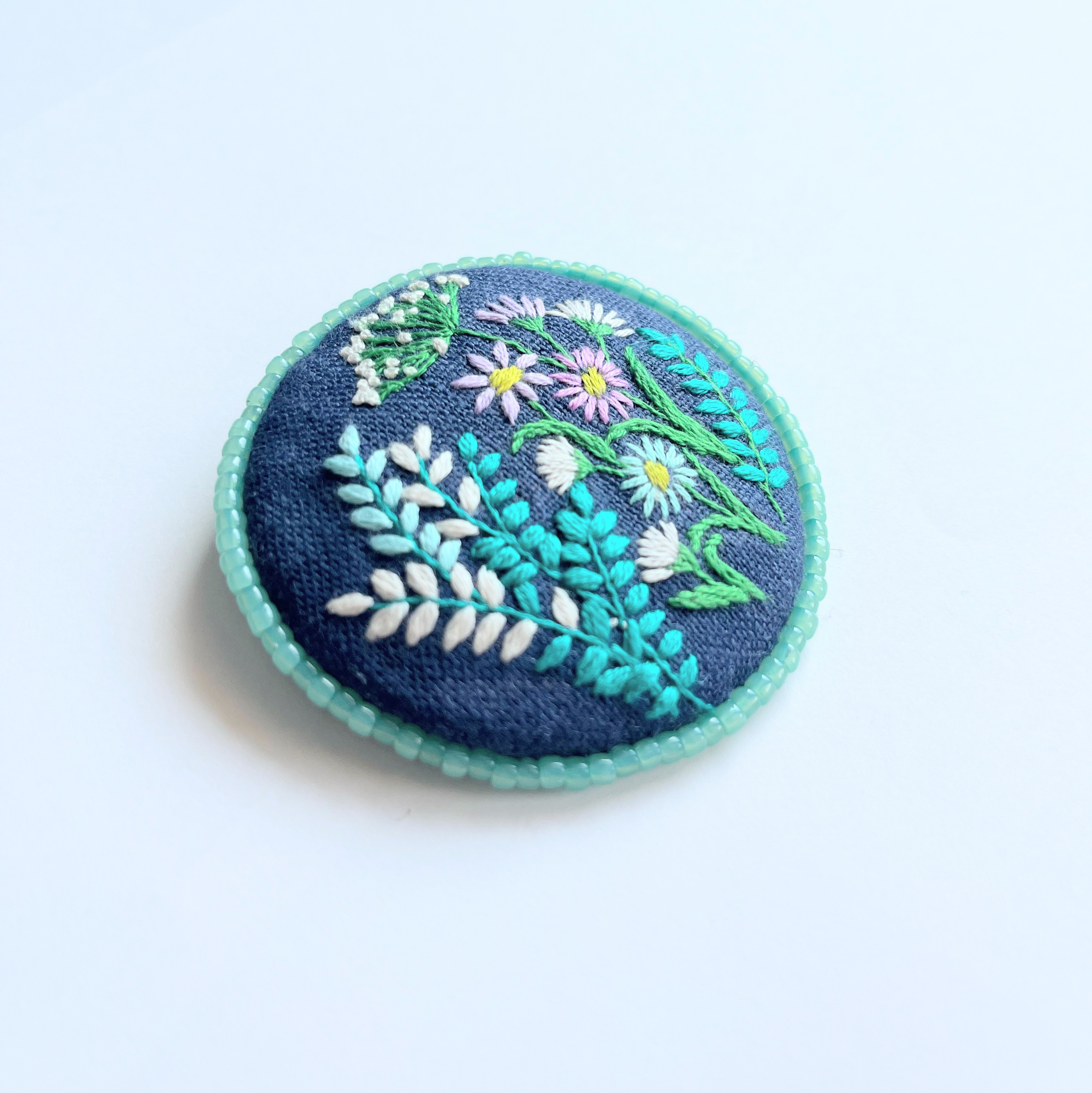 ビーズで飾った草花の刺繍ブローチ【botanical】#298