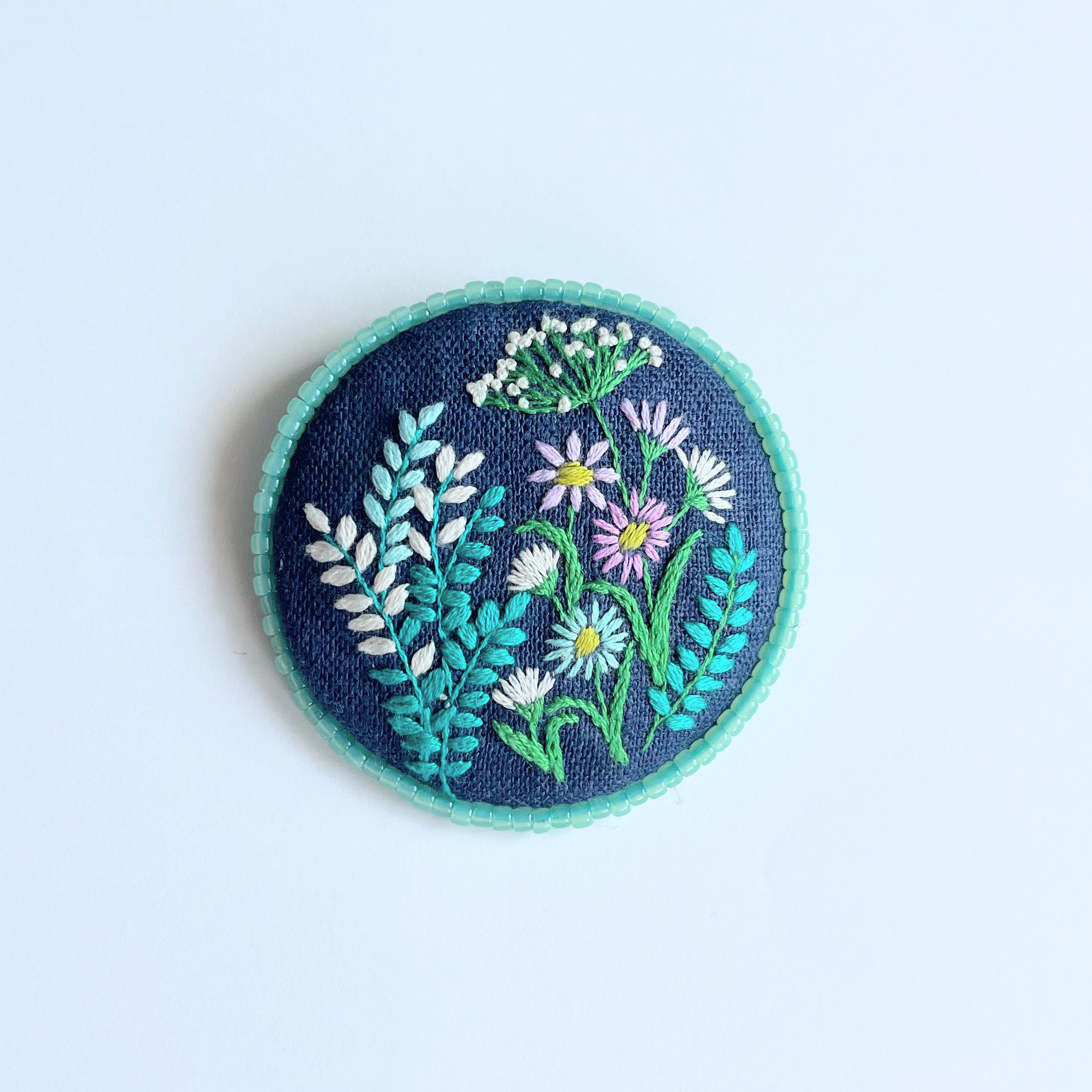 ビーズで飾った草花の刺繍ブローチ【botanical】#298