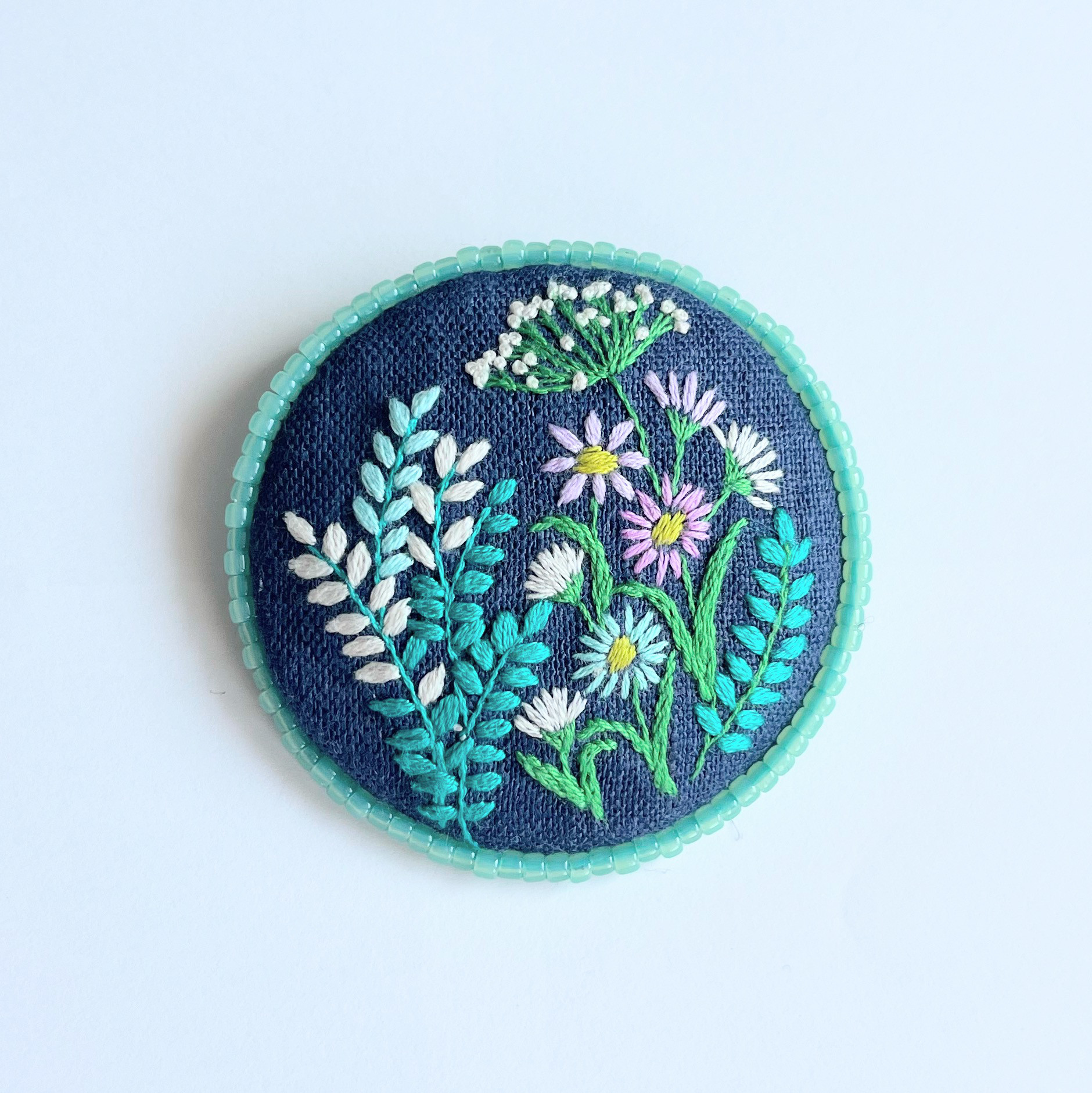 ビーズで飾った草花の刺繍ブローチ【botanical】#298