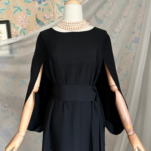 黒留袖 ケープスリーブドレス ロング丈 王朝絵巻 金彩模様友禅染め